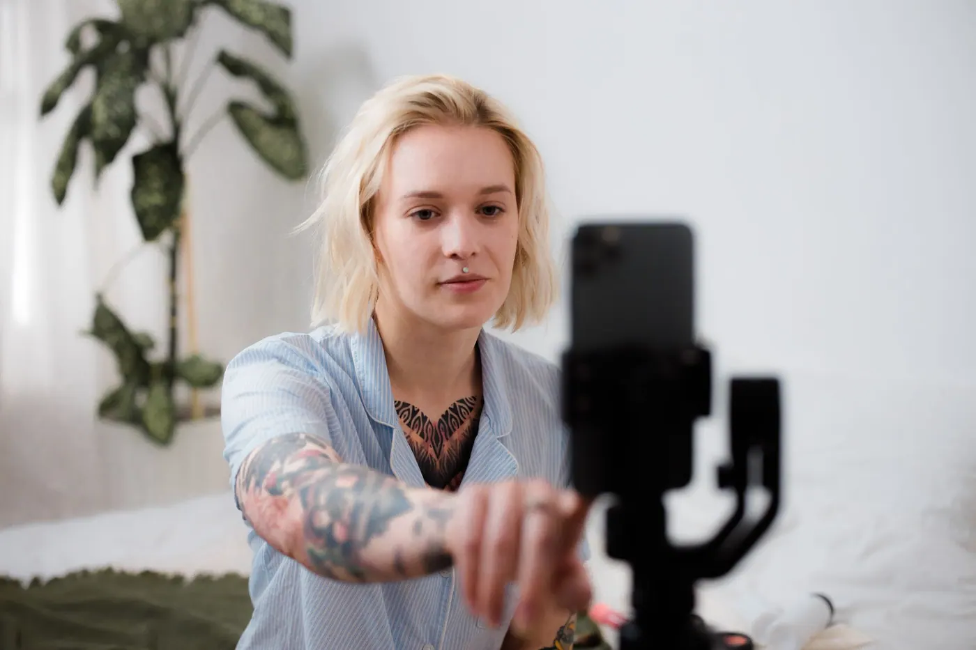 Tvůrkyně s tetováním používá telefon